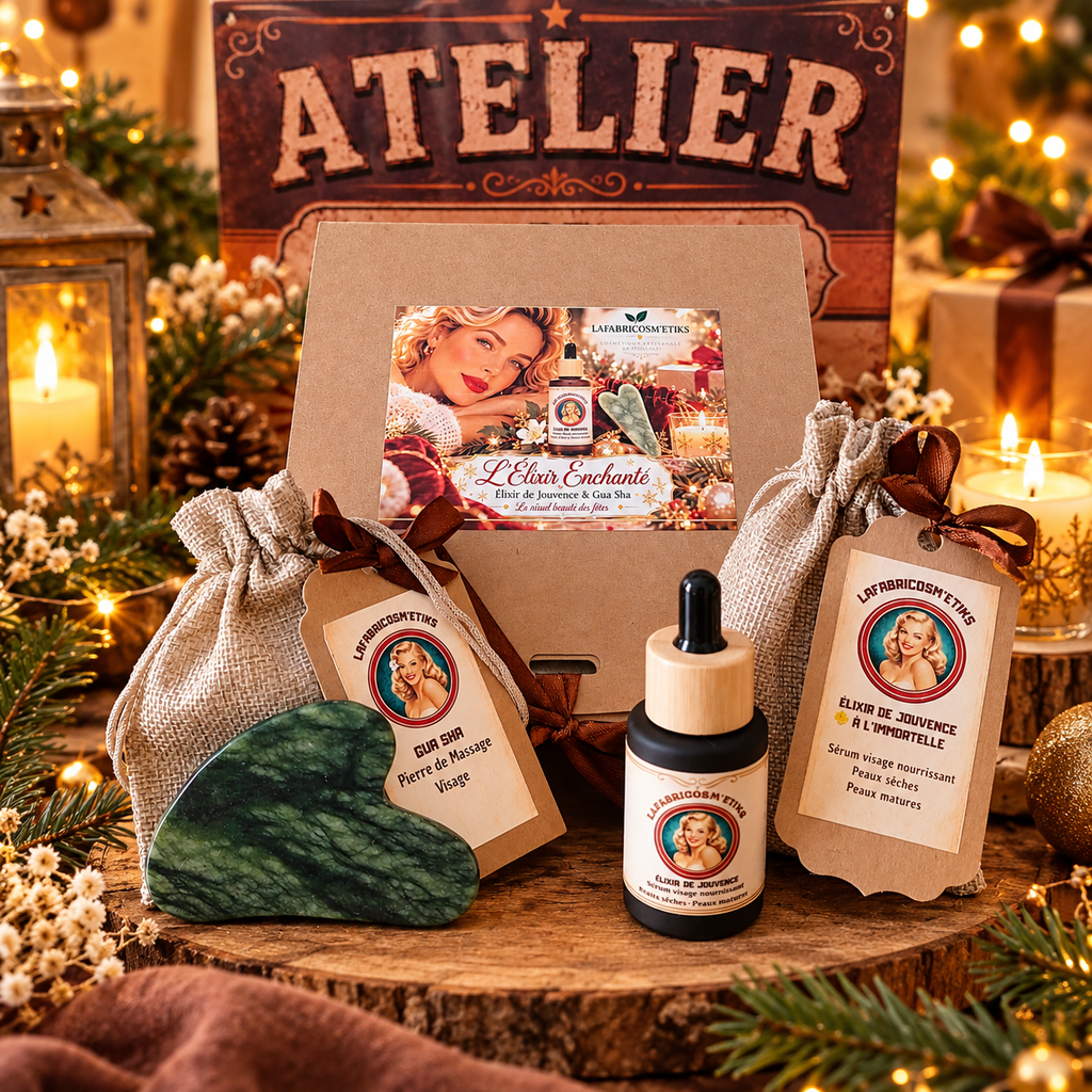Coffret L'Élixir Enchanté avec sérum visage à l'immortelle et Gua Sha en pierre verte, dans une ambiance de Noël chaleureuse