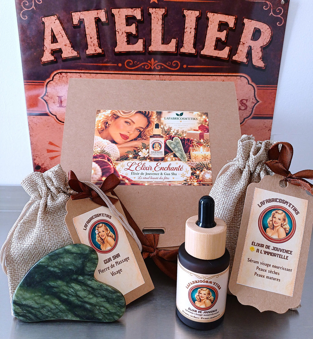 Coffret L'Élixir Enchanté fermé avec flacon de sérum Élixir de Jouvence et Gua Sha de massage visage présentés devant.
