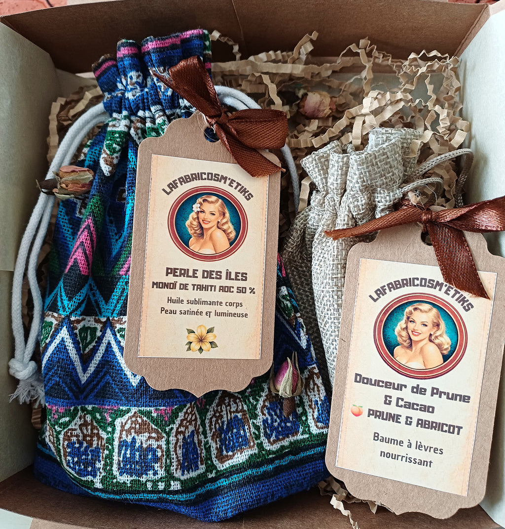 Coffret Évasion LaFabricosm’etiks avec huile sublimante au monoï et baume à lèvres, présenté dans un décor de Noël chaleureux.
