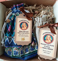 Coffret Évasion LaFabricosm’etiks avec huile sublimante au monoï et baume à lèvres, présenté dans un décor de Noël chaleureux.