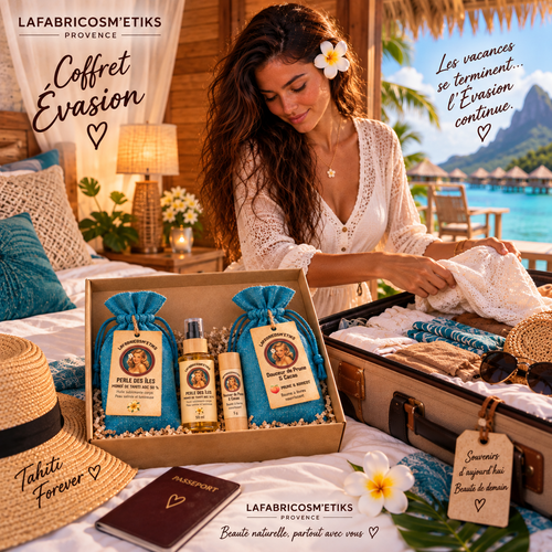 Coffret Évasion LAFABRICOSM'ETIKS posé près d’une valise dans un bungalow, avec Perle des Îles et Douceur de Prune & Cacao