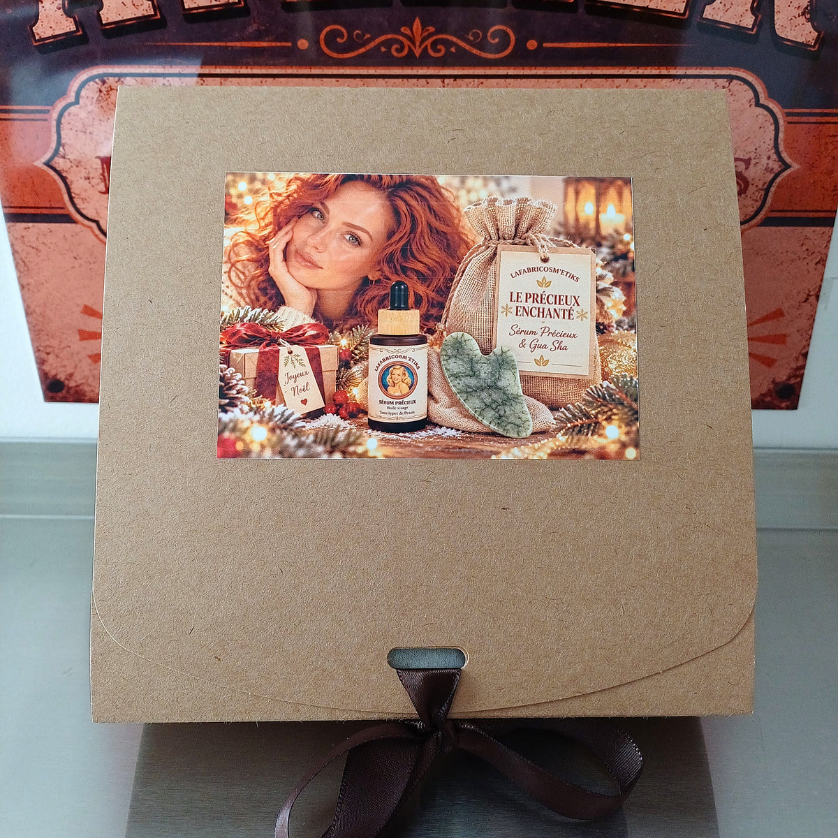 Coffret cadeau Le Précieux Enchanté fermé de LaFabricosm’etiks, présenté dans son emballage kraft avec étiquette décorative.