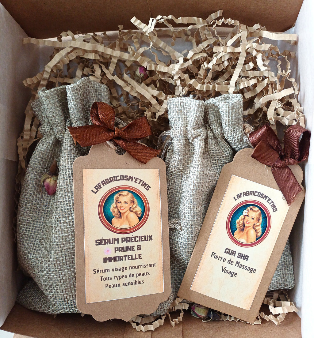 Coffret Le Précieux Enchanté ouvert LaFabricosm’etiks avec Sérum Précieux à la prune et à l'immortelle et Gua Sha en pierre verte
