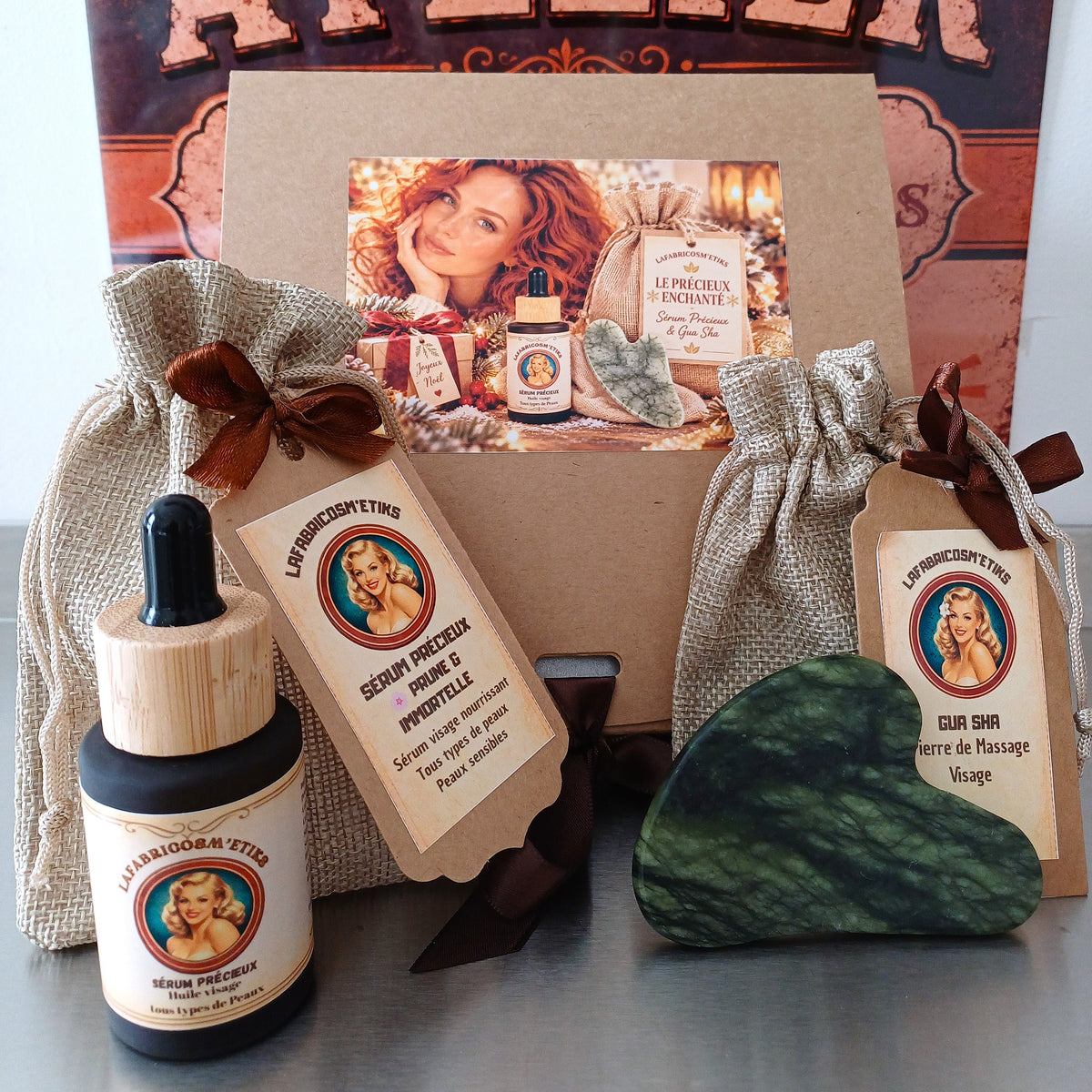 Coffret Le Précieux Enchanté fermé avec flacon de Sérum Précieux nourrissant et Gua Sha de massage visage présentés devant.